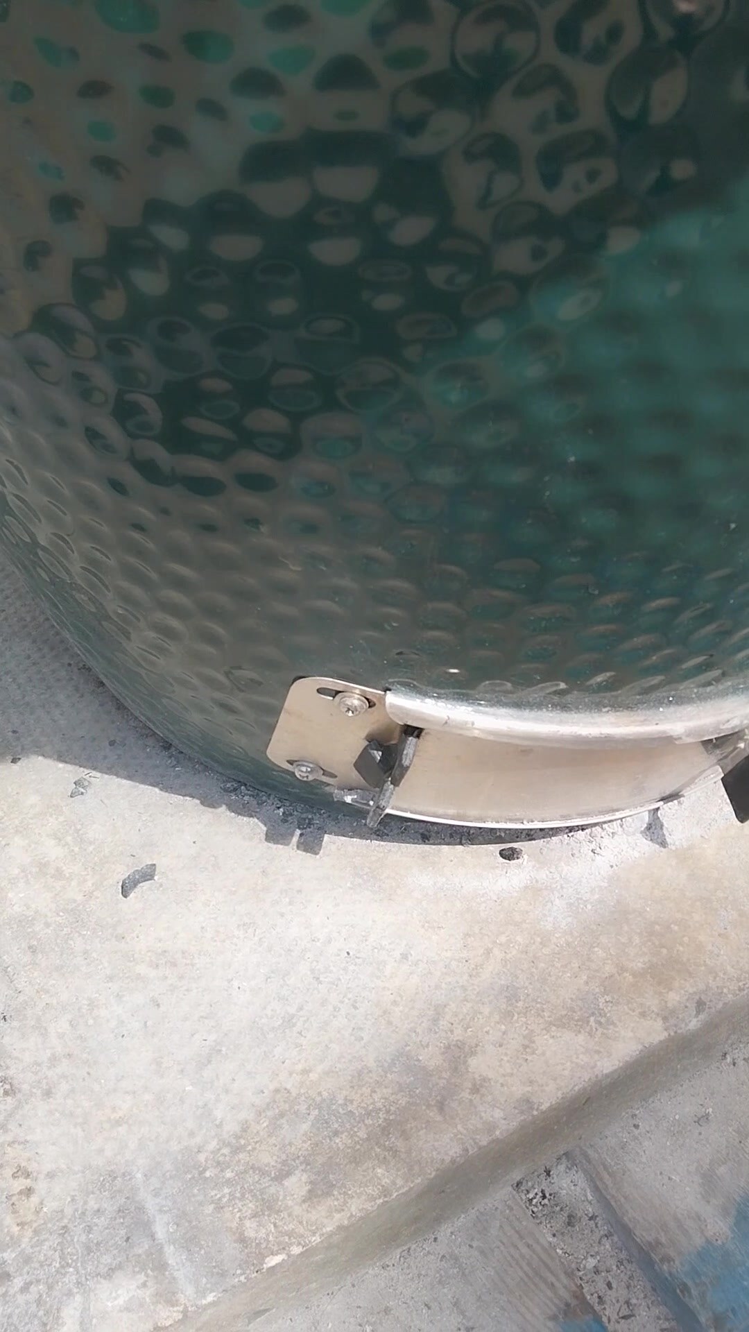 Bottom vent on a Big Green Egg Large open at roughly a 5mm hairline crack, dome closed and stable at 115°C — UK May ambient