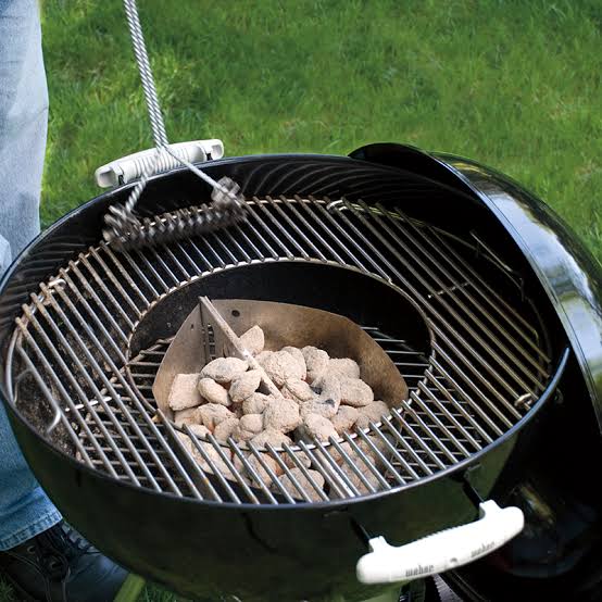 Weber Master-Touch GBS 57cm charcoal arrangement — coals stacked in a vortex configuration for controlled indirect heat inside the 57cm bowl.