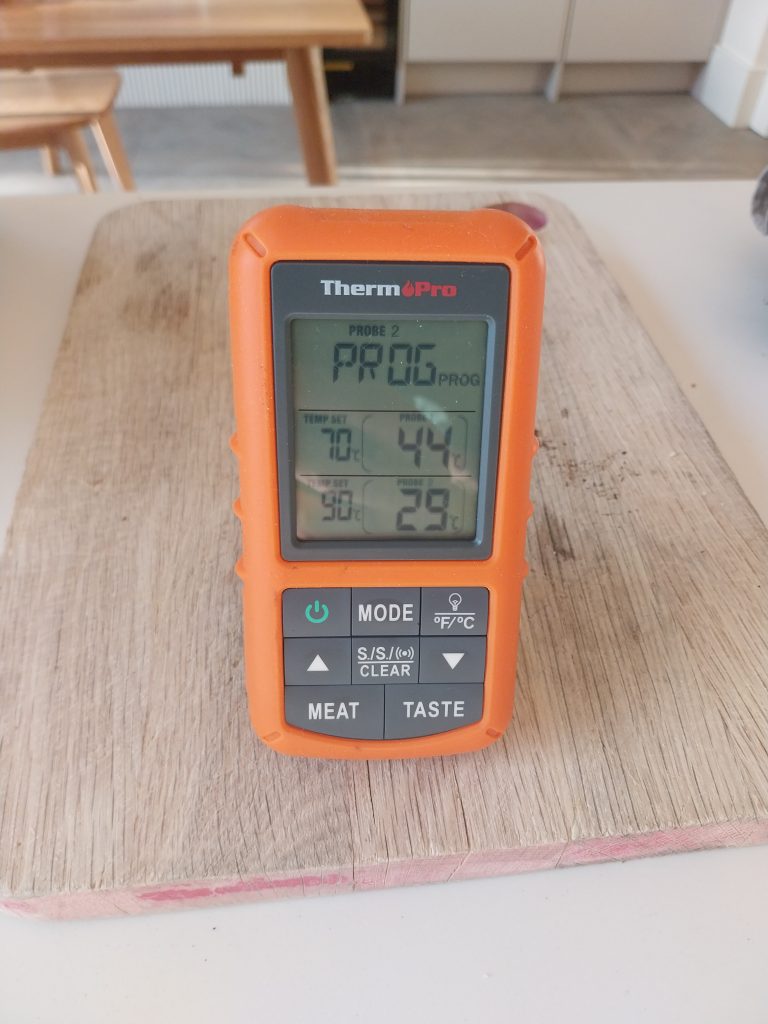 The TP20 receiver with both targets set — 70°C on the chicken probe and 90°C on the duck probe