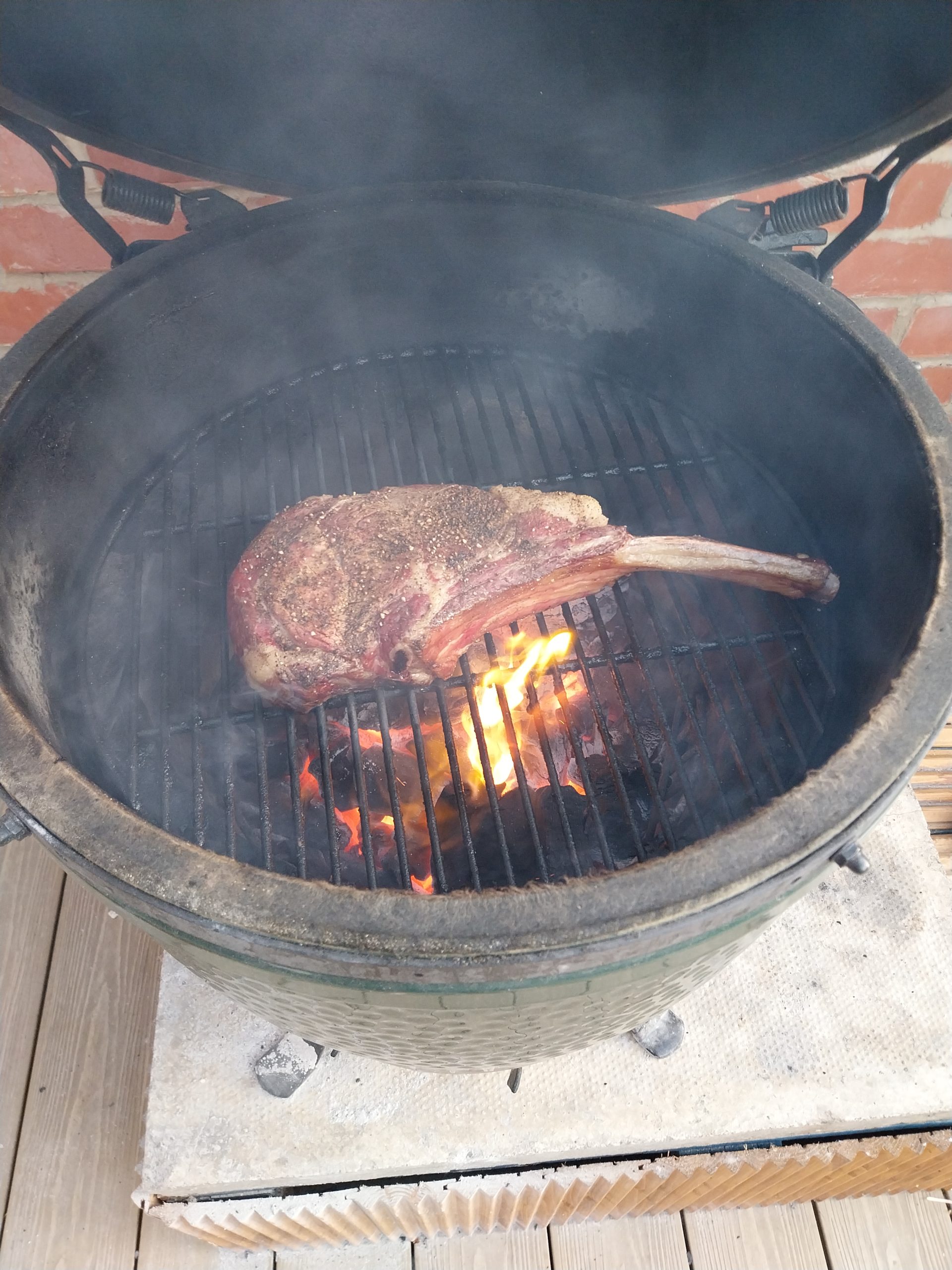 The tomahawk searing on the bare grid with the lid up
