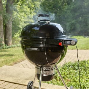 A Weber kettle with the Kettle Smart Ring fitted under the lid, its display reading 120