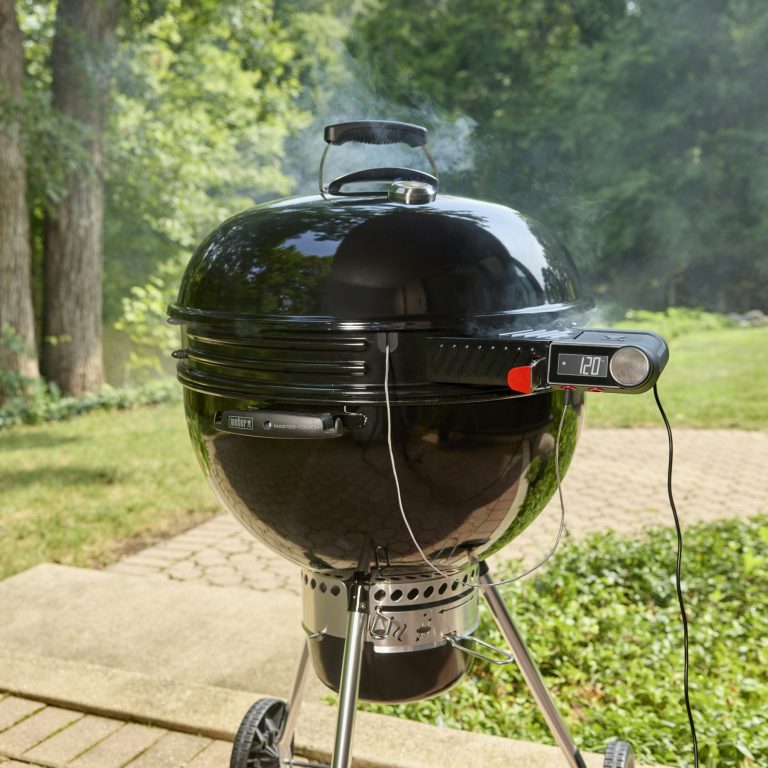 A Weber kettle with the Kettle Smart Ring fitted under the lid, its display reading 120